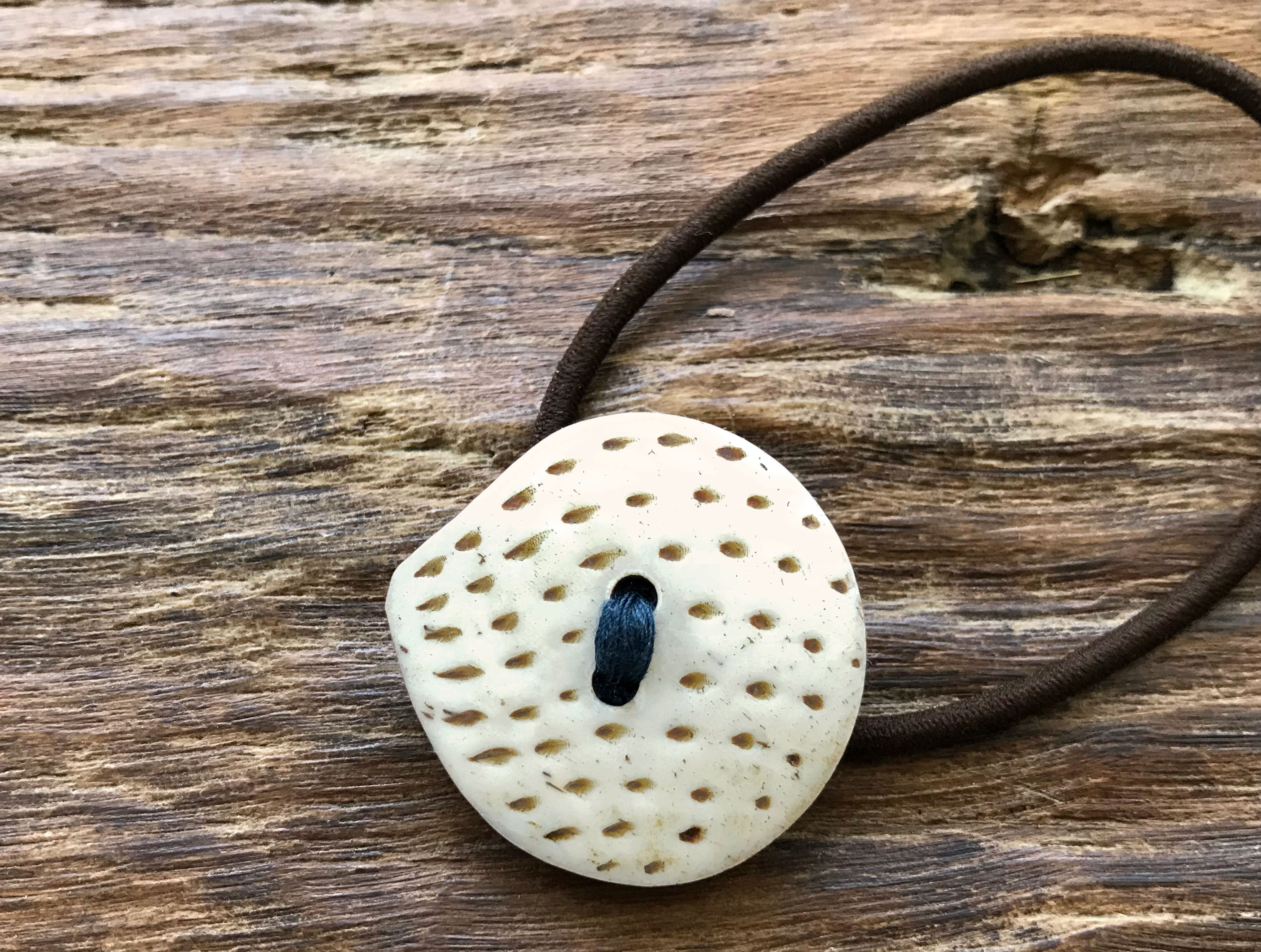 牛骨ボタンヘアーゴム(tane)