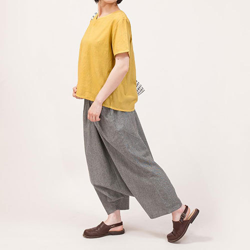 ウシロ刺繍トップ